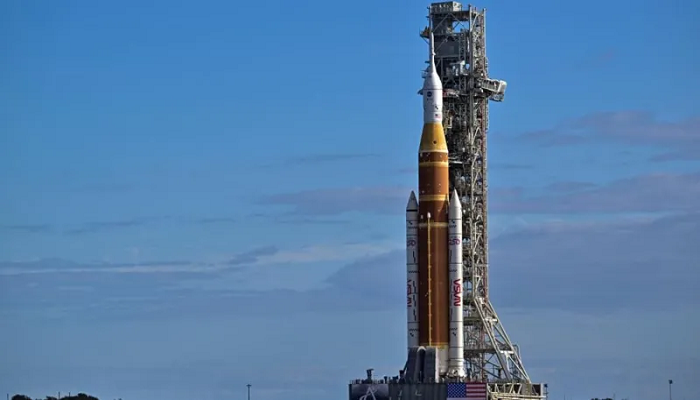 Nasa’s mega Moon rocket arrives at launch pad for Artemis II mission ...